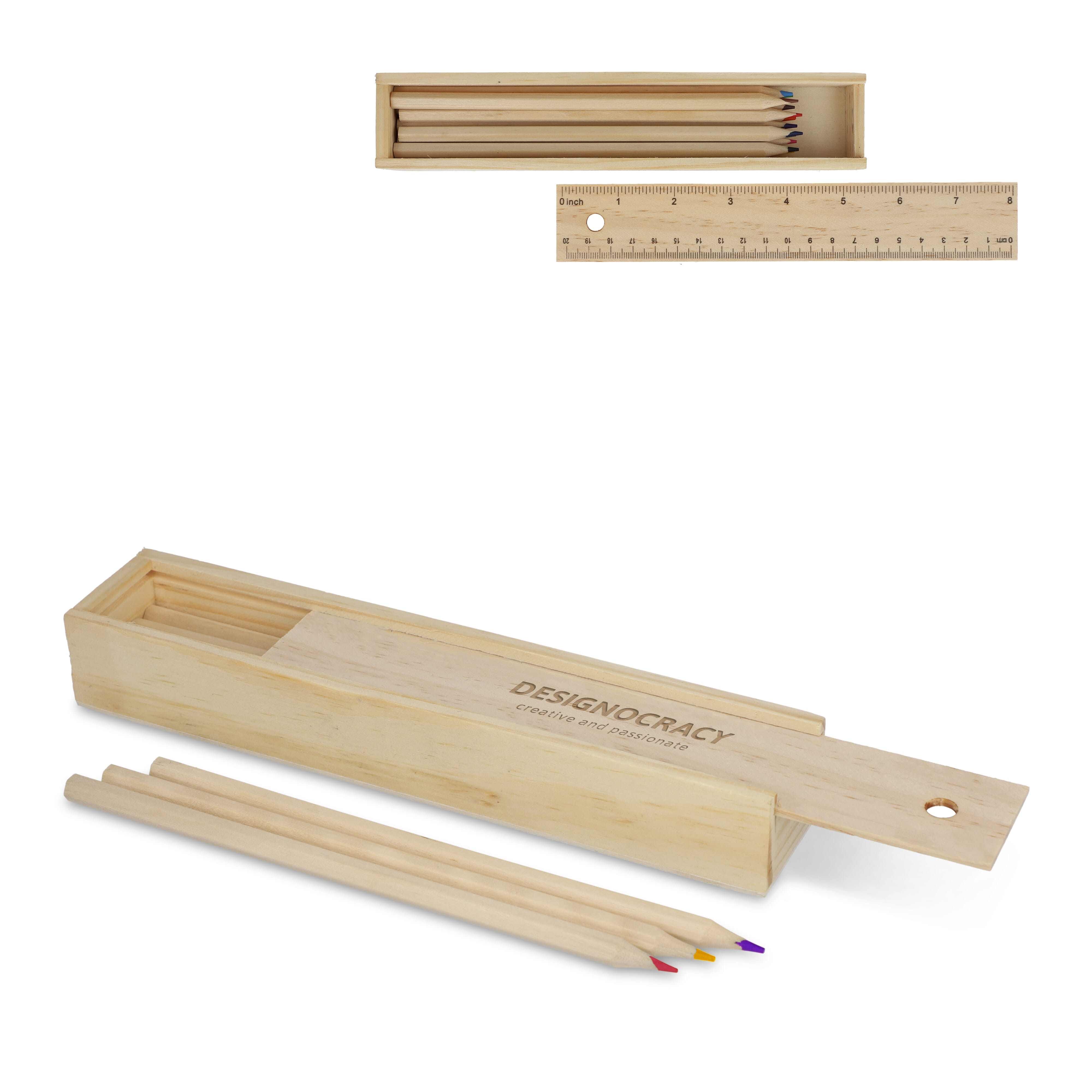 Crayons de couleur dans une boîte en bois coulissante